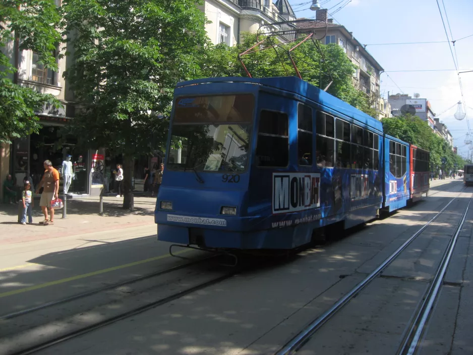 Sofia sporvognslinje 7 med ledvogn 920 på Konstantin Velichkov (2008)