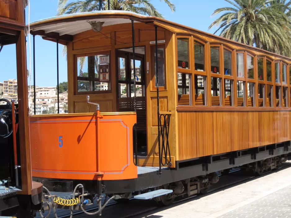Sóller sporvognslinje med åben bivogn 5 på Carrer de la Marina (2013)
