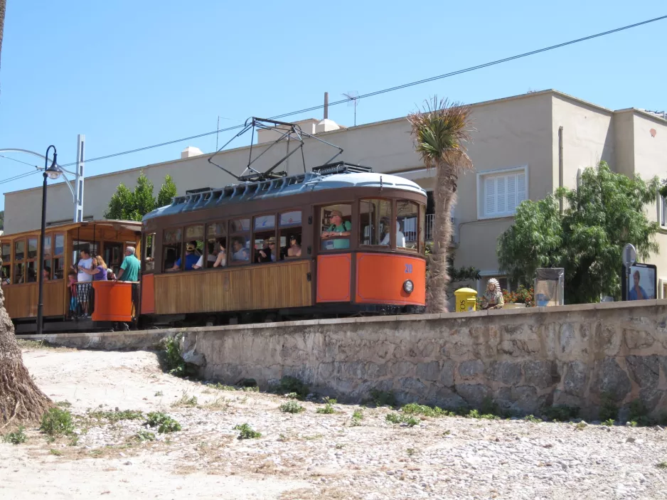Sóller sporvognslinje med motorvogn 20 på Carrer de la Marina, set fra siden (2013)