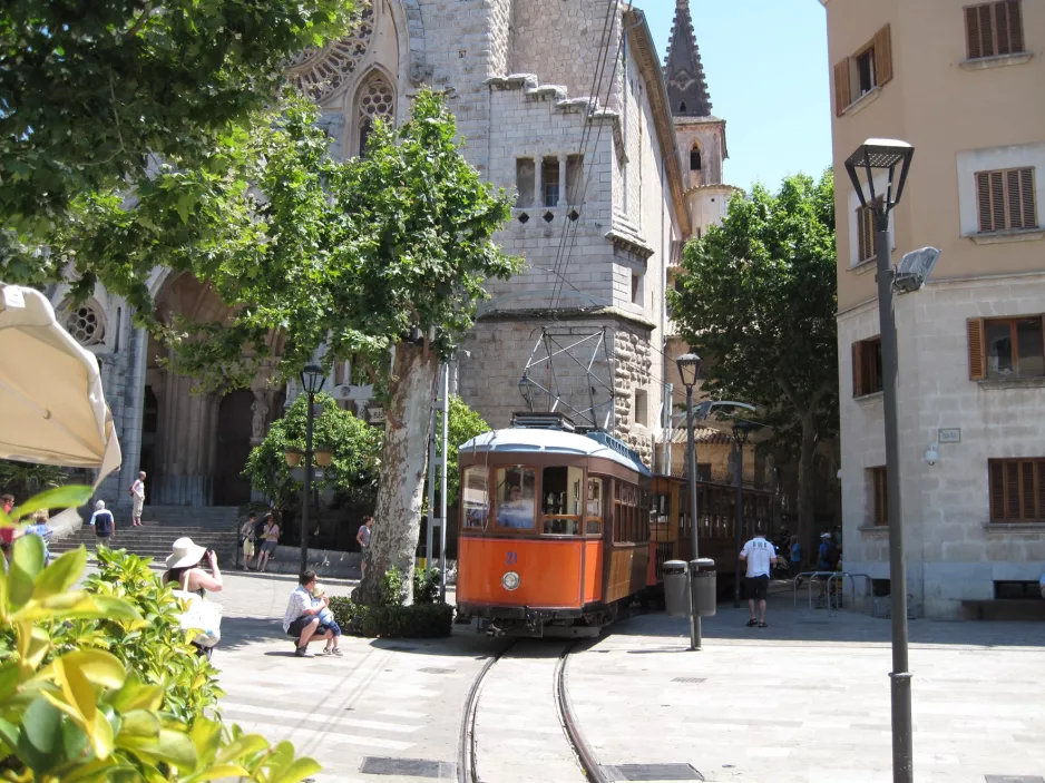 Sóller sporvognslinje med motorvogn 21 nær Iglesia de Sant Bartomeu (2013)