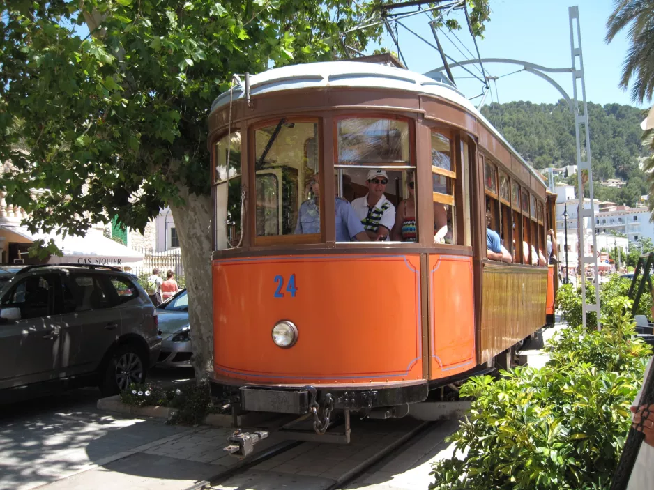 Sóller sporvognslinje med motorvogn 24 ved Las Palmeras / Carrer de la Marina (2013)