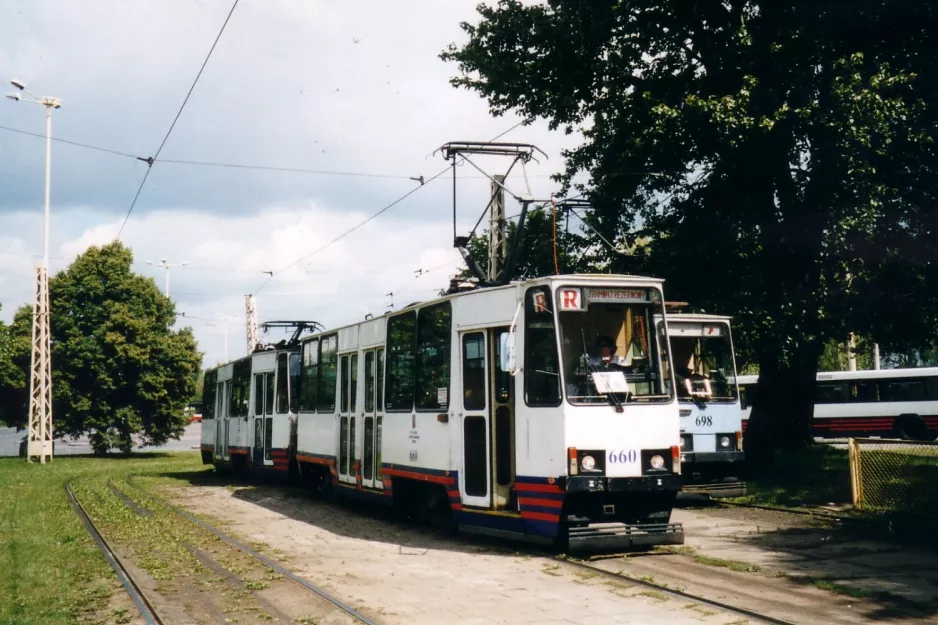 Stettin sporvognslinje 7 med motorvogn 660 ved Basen Górniczy (2004)