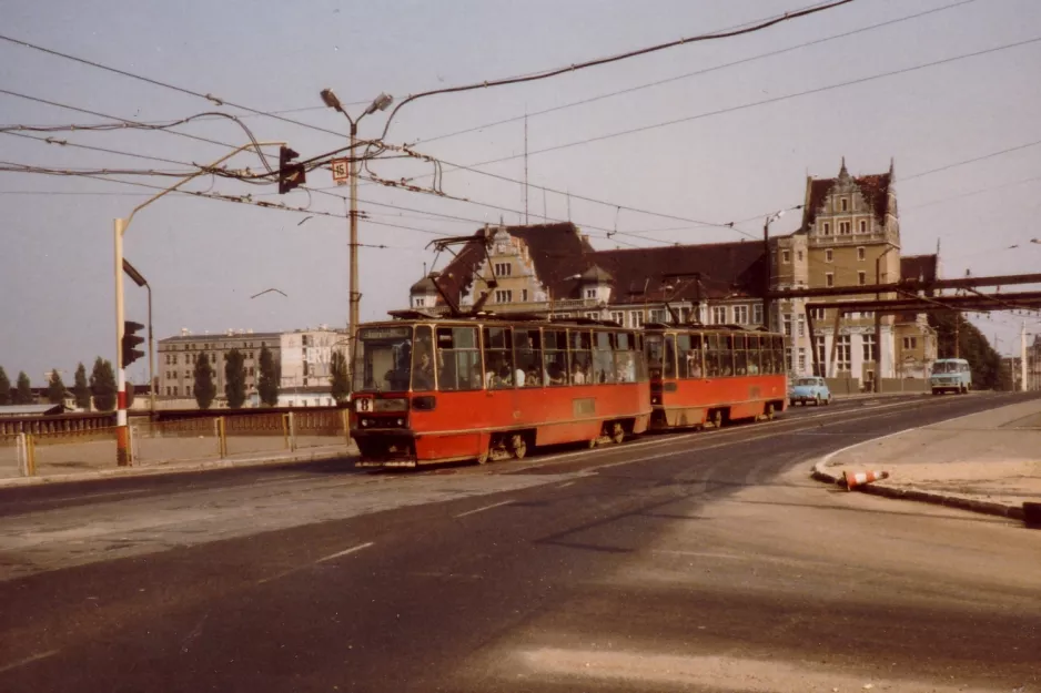 Stettin sporvognslinje 8 med motorvogn 672 på Most Długi (1984)