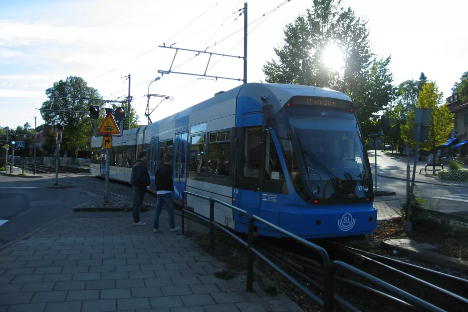Stockholm sporvognslinje 12 Nockebybanan med lavgulvsledvogn 436 i krydset Västerled/Alviksvägen (2011)