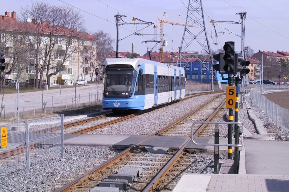 Stockholm sporvognslinje 30 Tvärbanan med lavgulvsledvogn 408 på Åmännigevägen (2003)