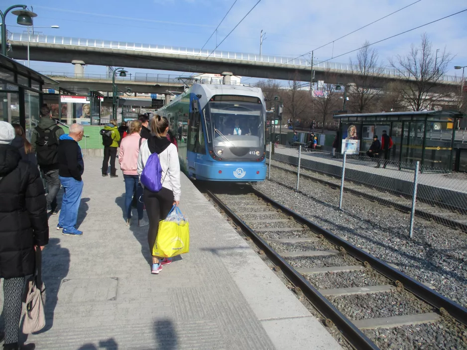 Stockholm sporvognslinje 30 Tvärbanan med lavgulvsledvogn 413 ved Årstaberg (2019)