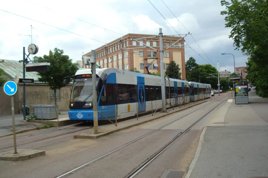 Stockholm sporvognslinje 30 Tvärbanan med lavgulvsledvogn 424 ved Trekanten (2012)