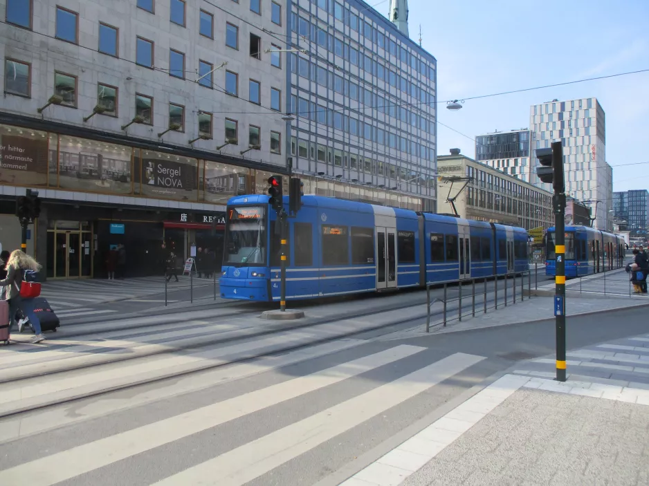 Stockholm sporvognslinje 7S Spårväg City med lavgulvsledvogn 4 på Sergels torg (2019)