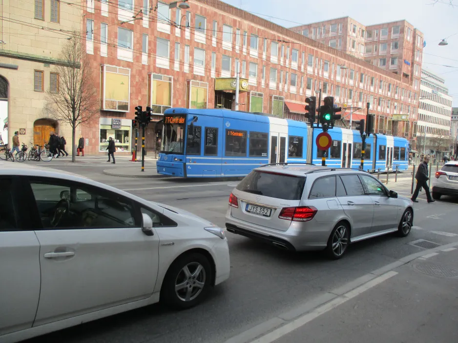 Stockholm sporvognslinje 7S Spårväg City med lavgulvsledvogn 4 tæt på Kungsträdgården (2019)