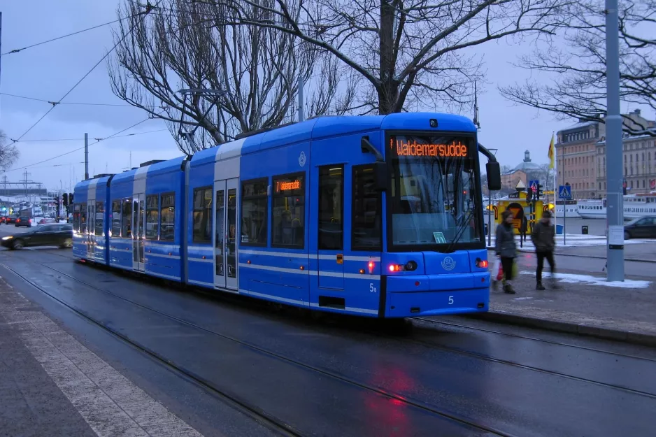 Stockholm sporvognslinje 7S Spårväg City med lavgulvsledvogn 5 på Nybroplan (2012)