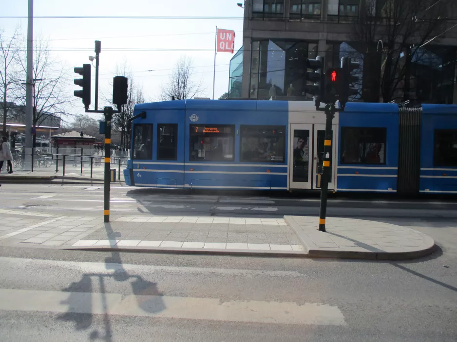 Stockholm sporvognslinje 7S Spårväg City med lavgulvsledvogn 6 ved Kungsträdgården (2019)