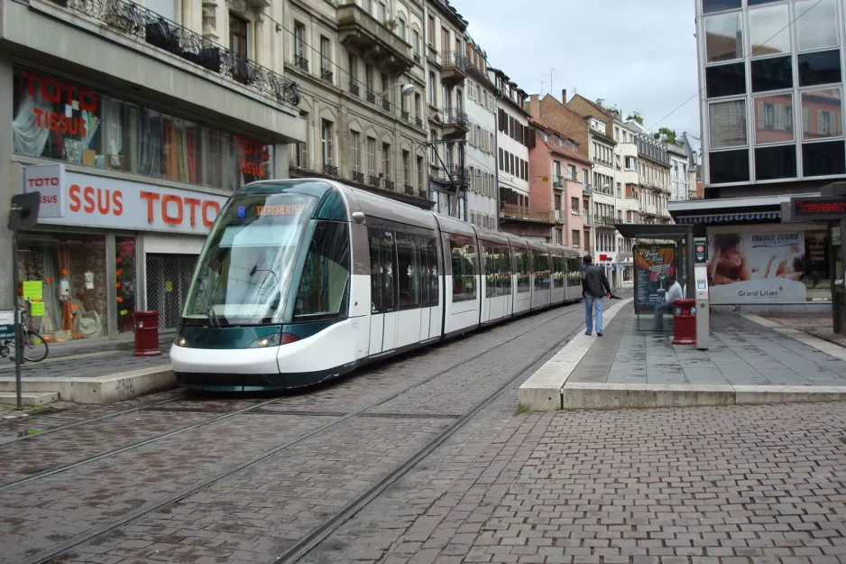 Strasbourg sporvognslinje B med lavgulvsledvogn 2023 ved Vieux Marché aux Vins/Alt Winmärik (2008)