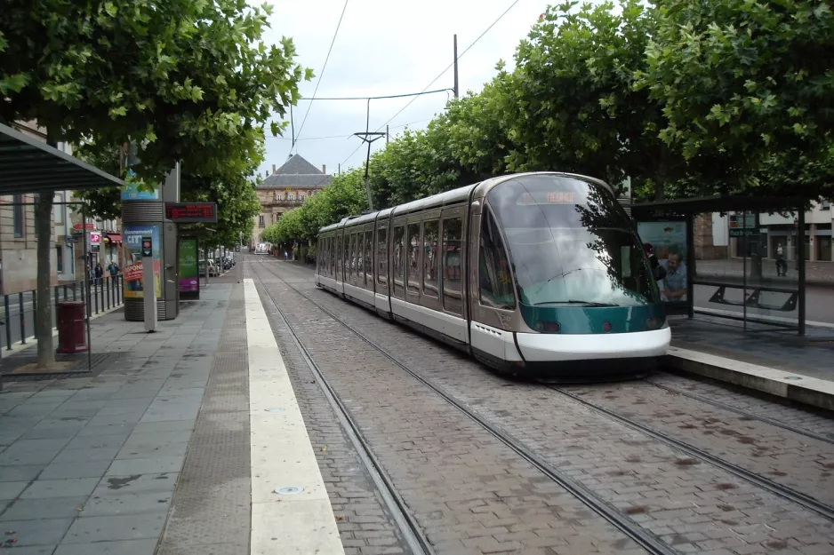 Strasbourg sporvognslinje C med lavgulvsledvogn 1015 ved Broglie (2008)