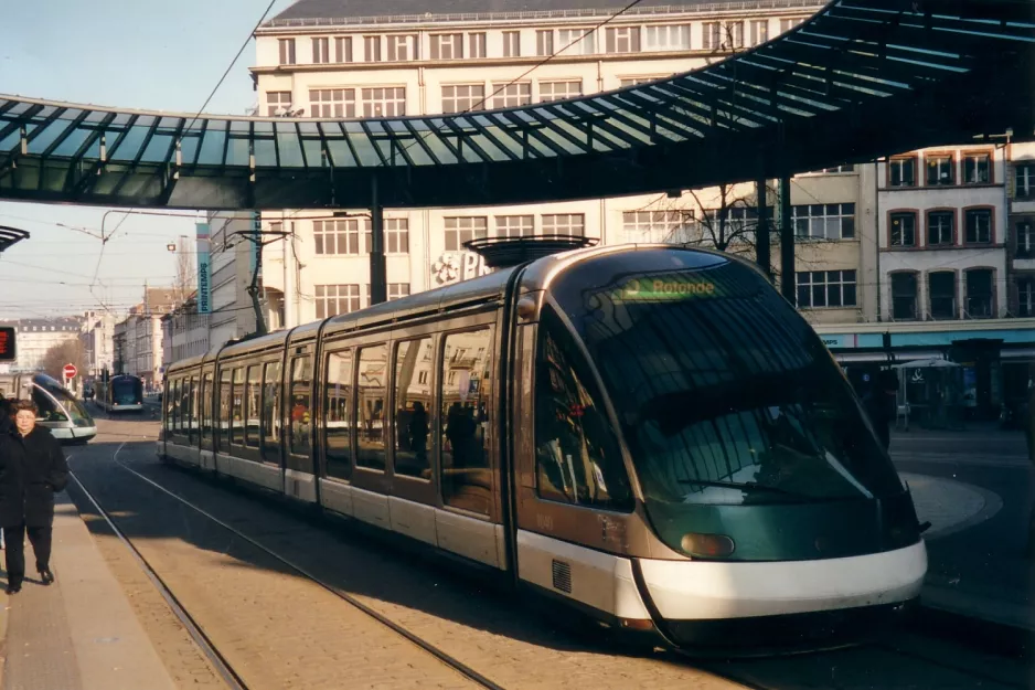 Strasbourg sporvognslinje D med lavgulvsledvogn 1040 ved Place de l'Homme de Fer (2003)