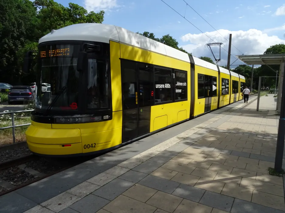 Strausberg sporvognslinje 89 med lavgulvsledvogn 0042 på S-Bahnhof (2024)