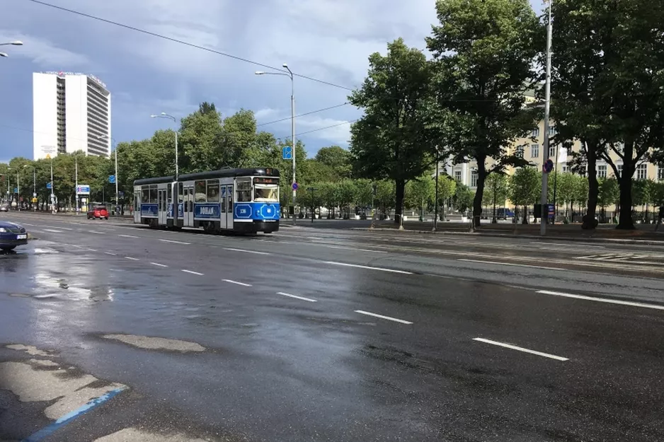 Tallinn sporvognslinje 3 med ledvogn 180 på Mere puiestee (2018)