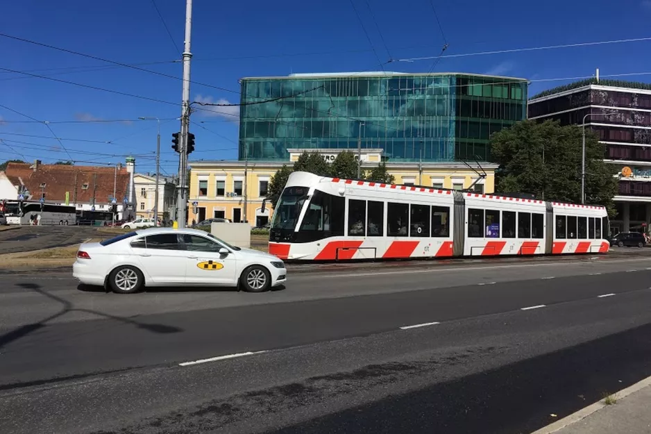 Tallinn sporvognslinje 4 med lavgulvsledvogn 514 "Sirje" på Viru väljak (2018)