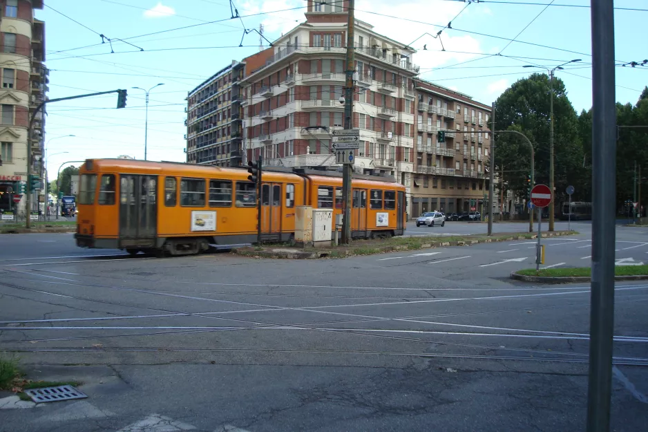 Torino sporvognslinje 16 med ledvogn 2868 på Corso Regina Margherita (2016)