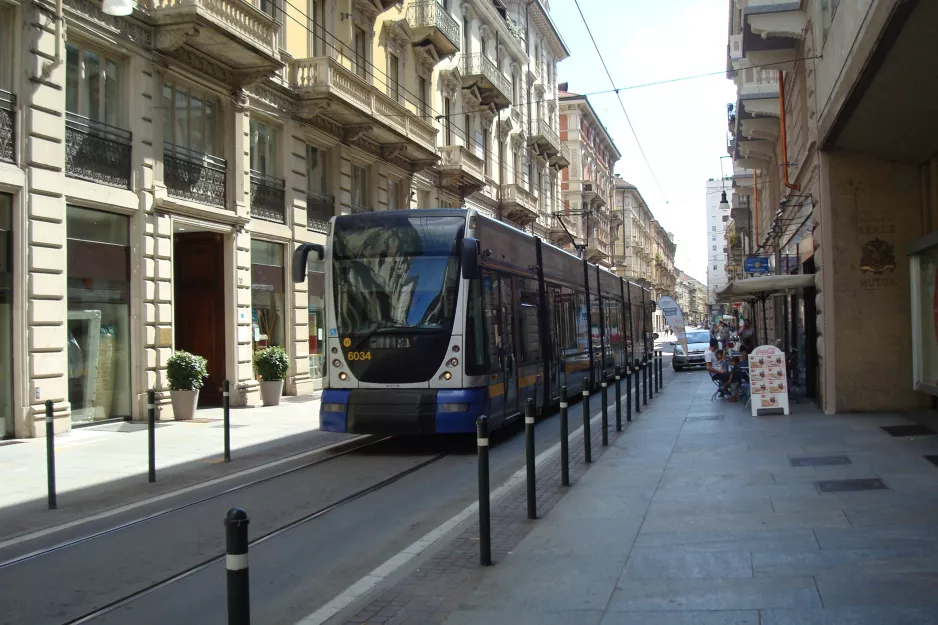 Torino sporvognslinje 4 med lavgulvsledvogn 6030 på Via XX Settembre (2016)