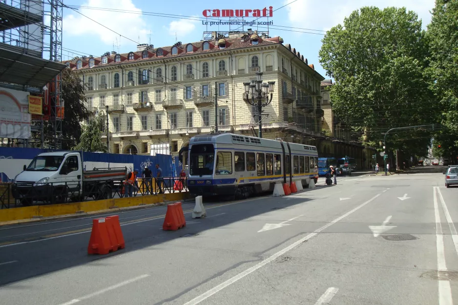 Torino sporvognslinje 9 med ledvogn 5007 nær Porta Nuova (2016)