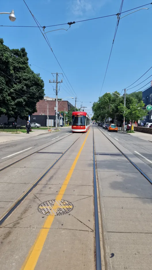 Toronto lavgulvsledvogn 4423 nær Queen St E at Broadview (2024)