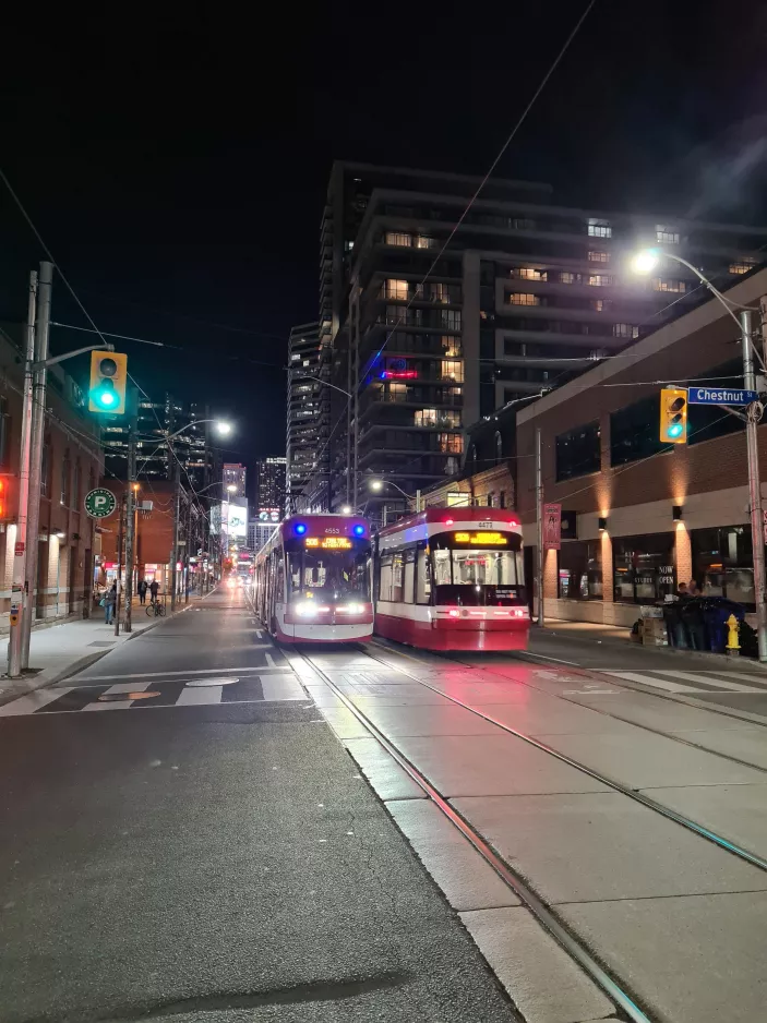 Toronto sporvognslinje 506 Carlton med lavgulvsledvogn 4553 på Dundas St W (2022)