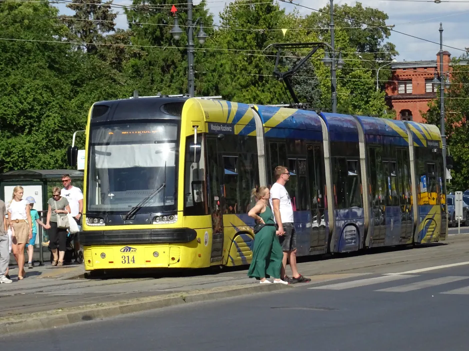 Toruń ekstralinje 5 med lavgulvsledvogn 314 på Wały gen. Sikorskiego (2024)