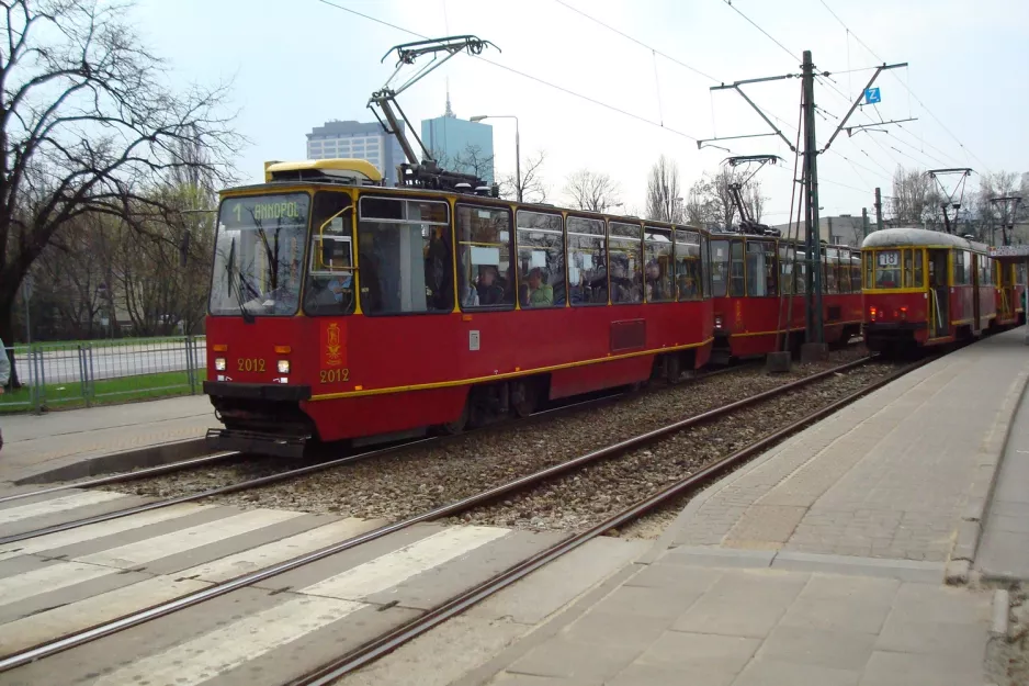 Warszawa sporvognslinje 1 med motorvogn 2012 ved Park Trangatta (2011)