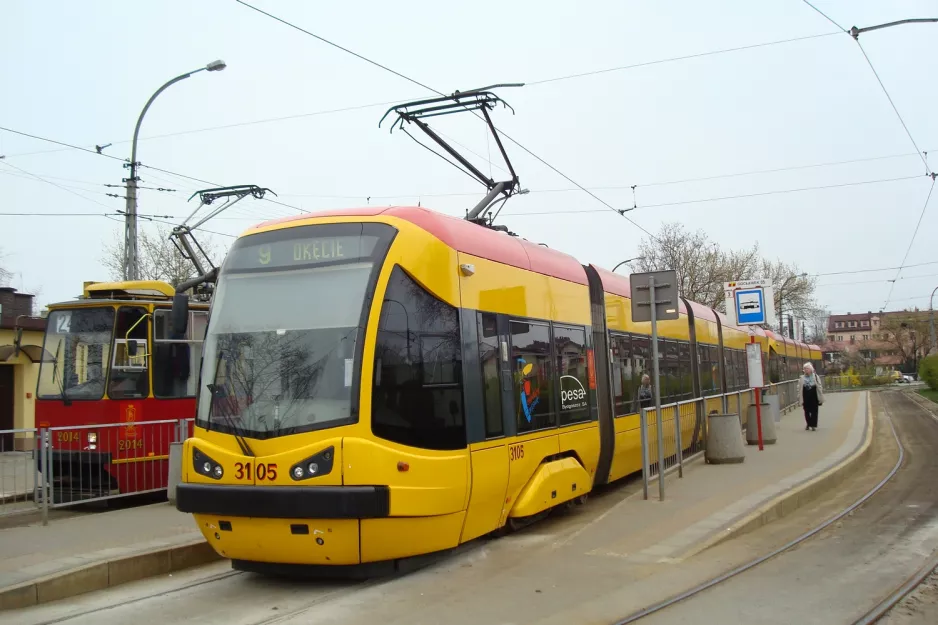 Warszawa sporvognslinje 24 med motorvogn 2014 ved Gocławek (2011)