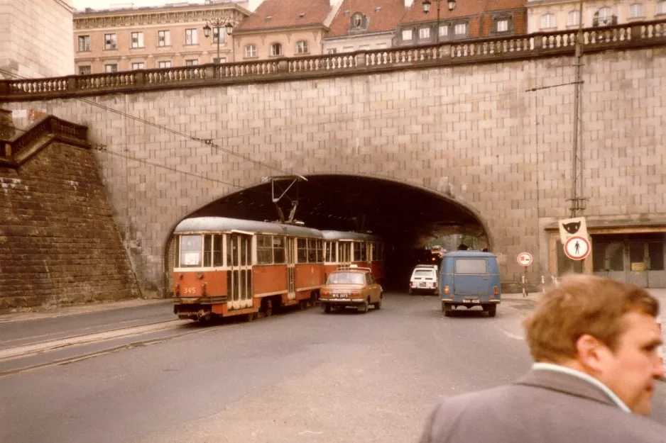 Warszawa sporvognslinje 34 med motorvogn 345 på aleja "Solidarności" (1984)