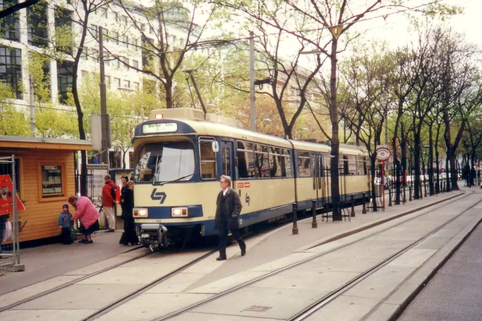 Wien regionallinje 515 - Badner Bahn med ledvogn 120 "Michaela" ved Oper (2001)