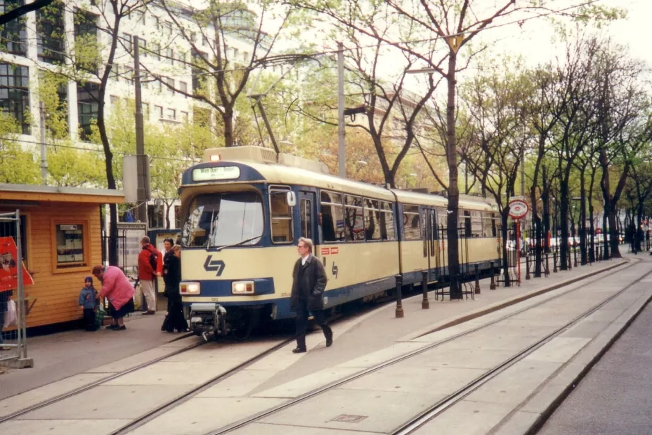 Wien regionallinje 515 - Badner Bahn med ledvogn 120 "Michaela" ved Wien Oper (2001)