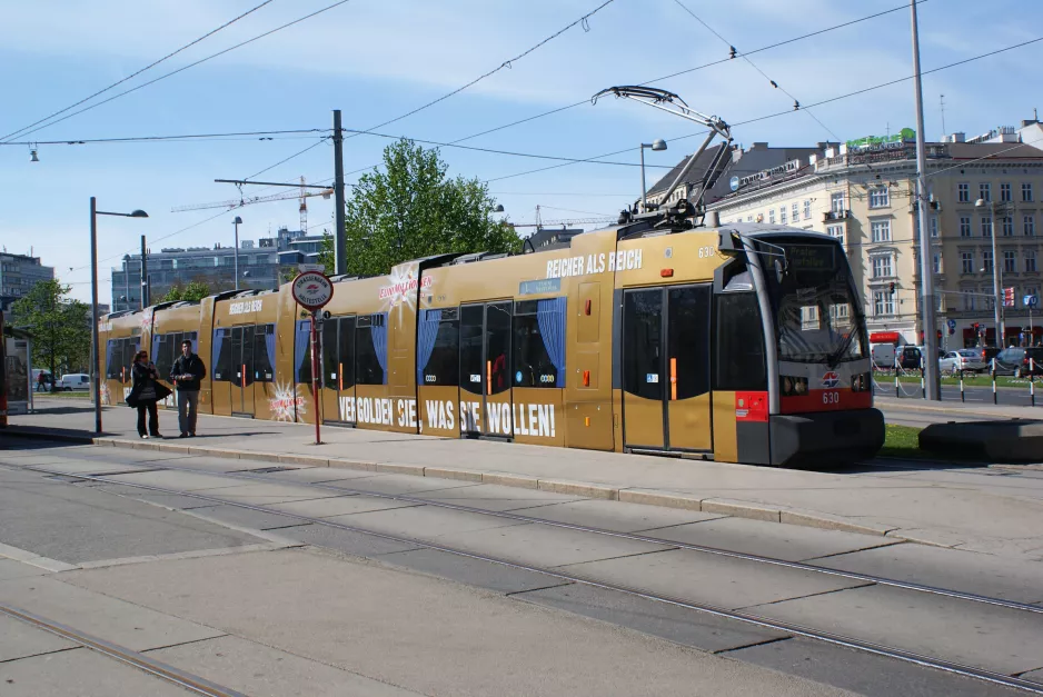 Wien sporvognslinje 1 med lavgulvsledvogn 630 ved Karlsplatz (2012)