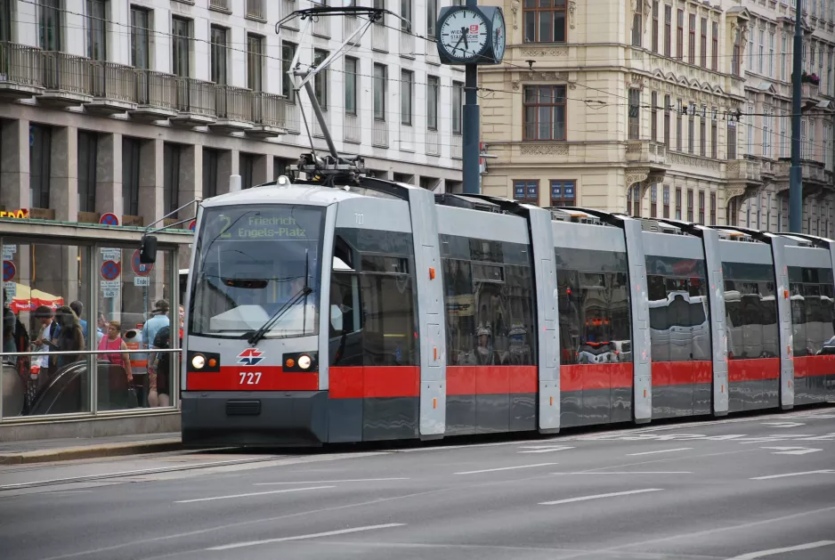 Wien sporvognslinje 2 med lavgulvsledvogn 727 ved Oper, Karlsplatz U (2014)