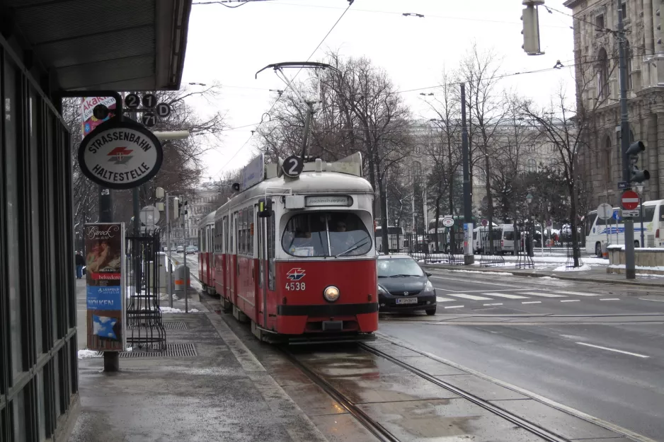 Wien sporvognslinje 2 med ledvogn 4538 ved Burgring (2013)