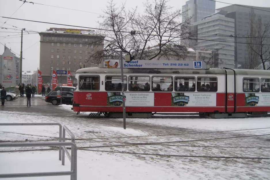 Wien sporvognslinje 2 med ledvogn 4555 på Franz-Josefs-Kai (2013)