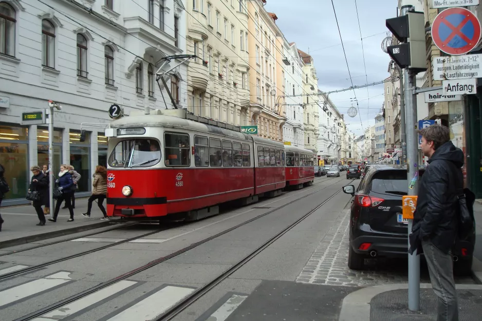 Wien sporvognslinje 2 med ledvogn 4560 ved Albertgasse (2014)