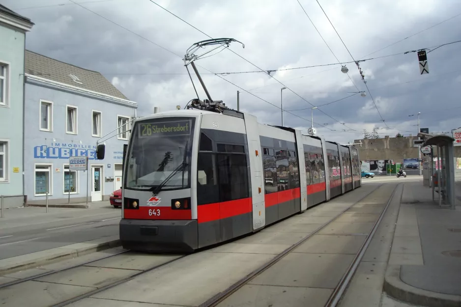 Wien sporvognslinje 26 med lavgulvsledvogn 643 ved Kagraner Platz (2010)