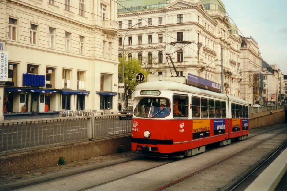 Wien sporvognslinje 37 med ledvogn 4464 nær Schottentor (2001)