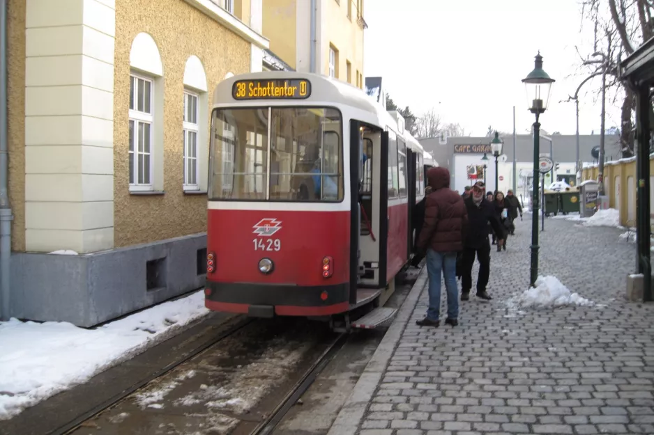 Wien sporvognslinje 38 med bivogn 1429 ved Grinzing set bagfra (2013)