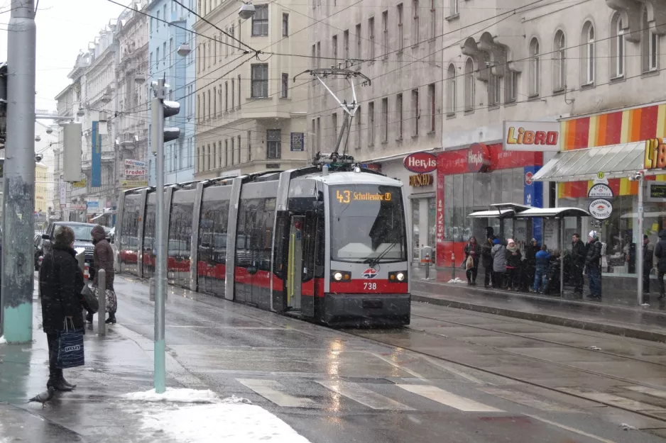 Wien sporvognslinje 43 med lavgulvsledvogn 738 ved Skodagasse (2013)