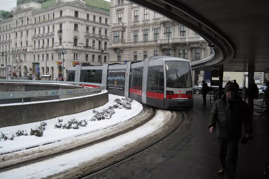 Wien sporvognslinje 44 med lavgulvsledvogn 21, bagsiden Schottentor (2013)