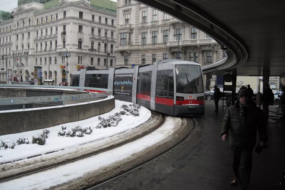 Wien sporvognslinje 44 med lavgulvsledvogn 21 ved Schottentor set bagfra (2013)