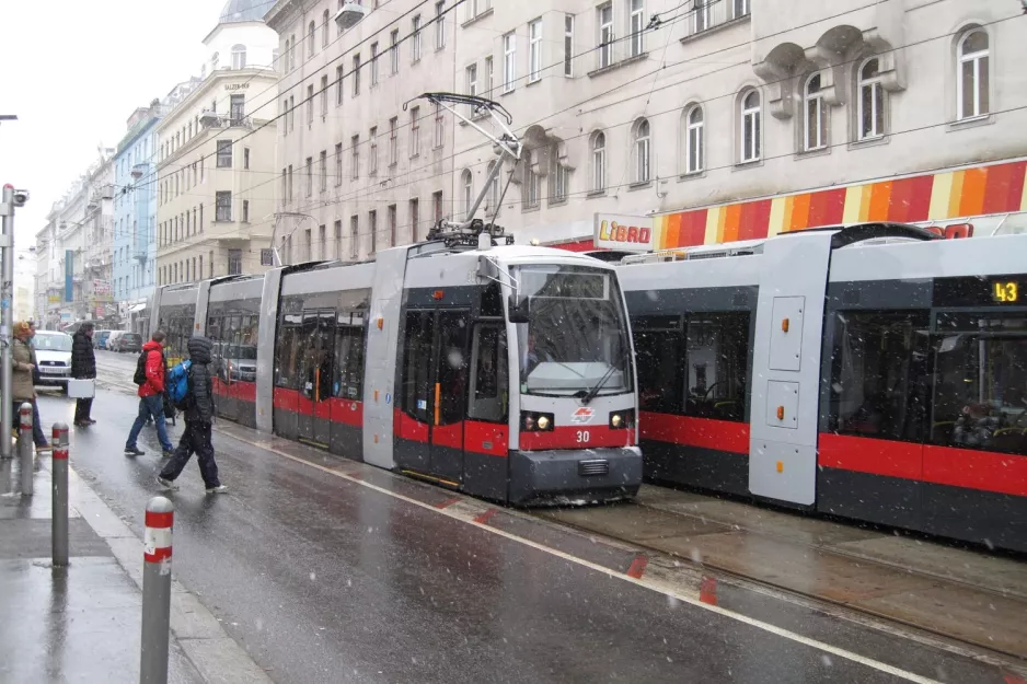 Wien sporvognslinje 44 med lavgulvsledvogn 30 ved Skodagasse (2013)