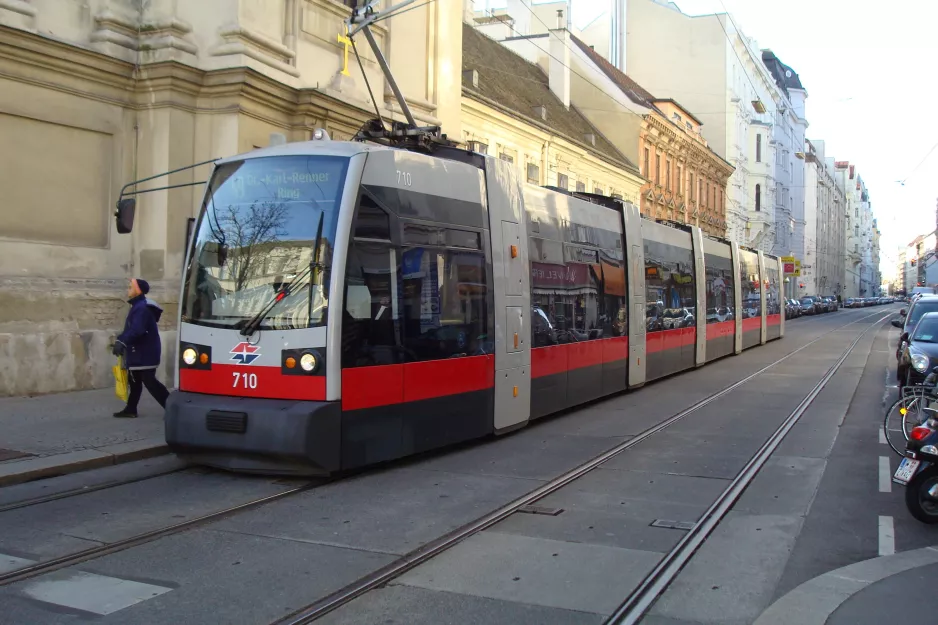 Wien sporvognslinje 49 med lavgulvsledvogn 710 ved Zieglergasse (2014)