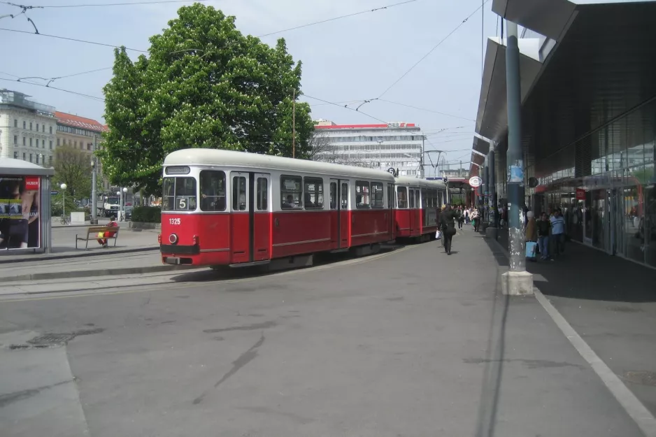 Wien sporvognslinje 5 med bivogn 1325 ved Praterstern (2008)