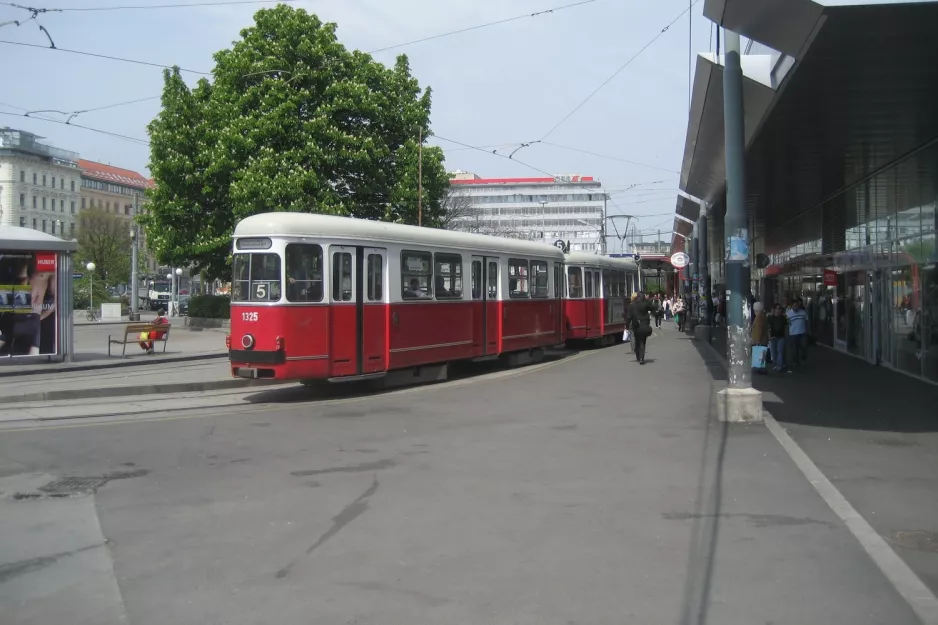 Wien sporvognslinje 5 med bivogn 1325 ved Praterstern (Wien Bahnhof Nord) (2008)