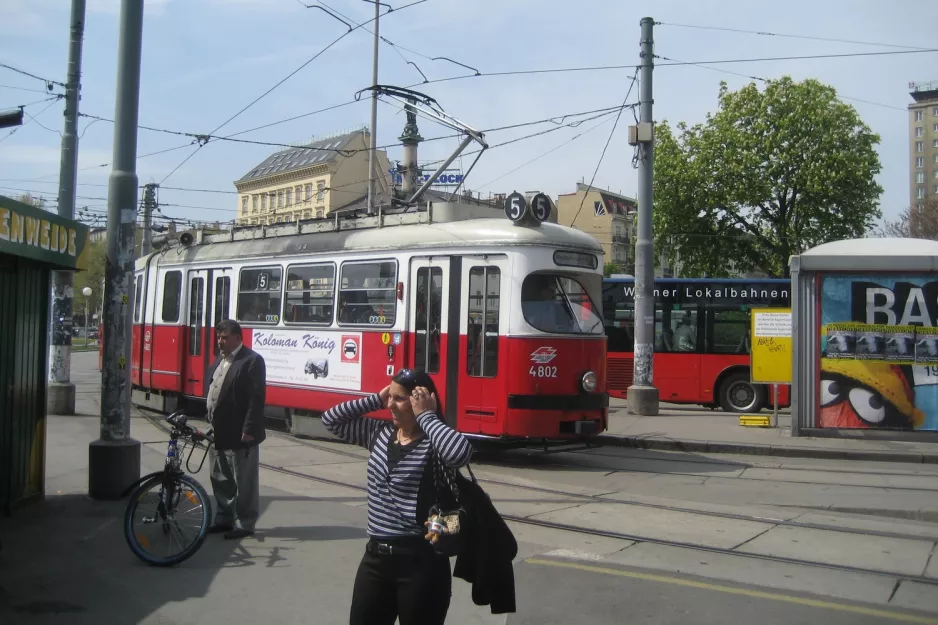 Wien sporvognslinje 5 med ledvogn 4802 ved Praterstern (Wien Bahnhof Nord) (2008)