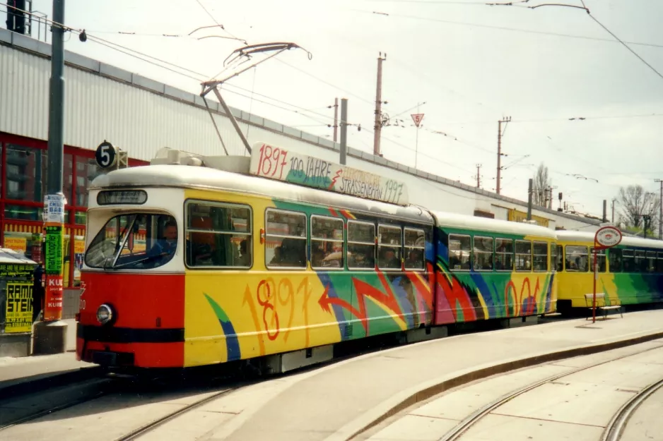 Wien sporvognslinje 5  ved Praterstern (2001)