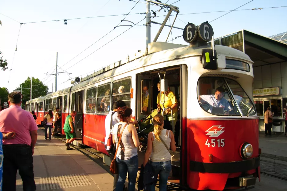 Wien sporvognslinje 6 med ledvogn 4515 ved Westbahnhof (2012)